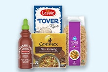 Pakket met Aziatische maaltijdproducten, waaronder Sriracha saus, Lassie Toverrijst, Conimex Nasi Goreng en Ponne mie nestjes.