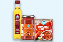 Drie Albert Heijn huismerkproducten: een fles olijfolie, een pot traditionele pastasaus en een zak tomatensoep.