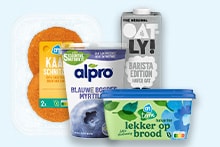 Veganistische producten van Albert Heijn, waaronder AH kaas schnitzels, Alpro blauwe bessen yoghurt, Oatly haverdrink Barista Edition en AH smeerbare margarine.