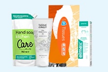 Verzameling van verzorgingsproducten, waaronder handzeep, Therme bodylotion, tissues en elmex tandpasta