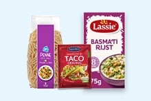 AH penne pasta, Santa Maria taco original kruidenmix en Lassie basmati rijst verpakkingen bij elkaar