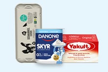 Doos scharreleieren, Danone Skyr yoghurt en Yakult zuiveldrank naast elkaar geplaatst