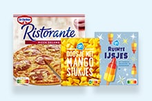 Dr. Oetker Ristorante pizza salami, AH doosje met mangostukjes en AH ruimte ijsjes naast elkaar