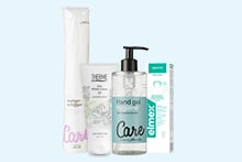 Verzorgingsproducten waaronder Care wattenschijfjes, handgel, handcrème en een doosje Elmex tandpasta