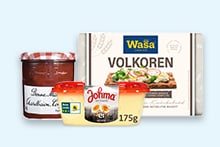 Ontbijtproducten met Wasa volkoren crackers, Johma eiersalade en aardbeienjam in pot