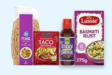 Assortiment van Albert Heijn pasta, Santa Maria Taco Original kruidenmix, Verstegen Sticky Chicken saus en Lassie basmatirijst