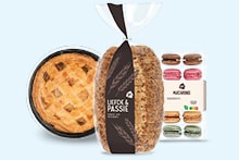 Taart, brood en macarons van Albert Heijn gepresenteerd tegen een lichte achtergrond.