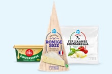 Drie kaasproducten van Albert Heijn: een verpakking ERU Goudkuipje smeerkaas, een stuk romige brie en een zakje Italiaanse mozzarella.