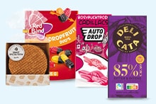 Vier verschillende verpakte producten van A-merken: Red Band Dropfruit Duo's, Auto Drop Cadillac's, Deli Cata 85% pure chocolade en een stroopwafel.