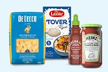 Afbeelding van De Cecco pasta, Lassie toverrijst, Sriracha hot chili saus en Heinz tomato & basil pastasaus samen gepresenteerd.