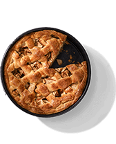 Nederlandse appeltaart met een punt eruit gesneden. 