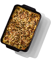 Ovenschaal met ovenschotel, mogelijk met groente en kaas.