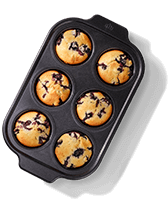 Muffins met bosbessen in een bakvorm