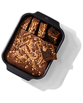 Chocoladecake met noten in een bakvorm