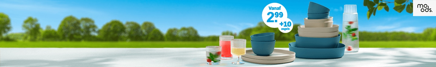 Moods servies met aanbieding vanaf 2,99 euro en 10 zegels op een buitentafel.
