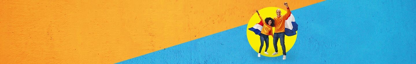 Twee mensen in oranje kleding vieren met een Nederlandse vlag op een achtergrond van oranje en blauw.