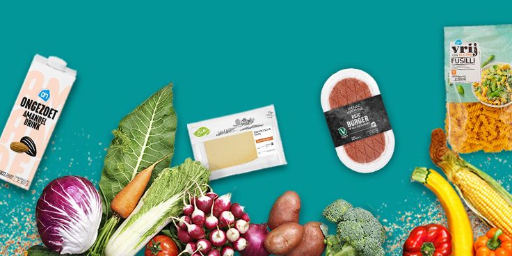 Assortiment van verse groenten en producten van Albert Heijn, waaronder AH Ongezoete Amandeldrink, biologische kaas, een veganistische burger en glutenvrije fusilli pasta.