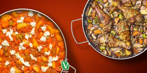 Twee pannen met gerechten; de linkerpan bevat een vegetarisch gerecht met tomaten, wortels en andere groenten, en de rechterpan bevat gemarineerde kippenpoten met aardappels en groenten.