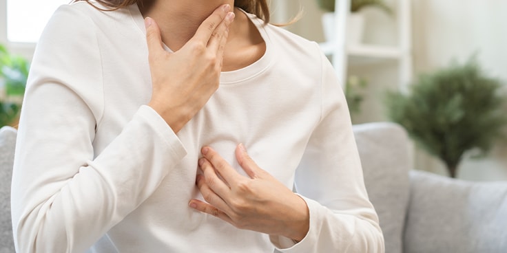 Vrouw met ongemak in de borststreek