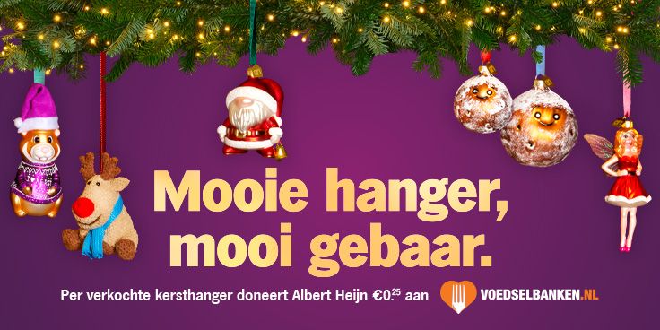 Kerstballen en kerstfiguren hangen aan een groen dennenbos boven een paarse achtergrond, met de tekst 'Mooie hanger, mooi gebaar'. Op de afbeelding wordt vermeld dat Albert Heijn €0,25 doneert aan Voedselbanken Nederland per verkochte kersthanger.