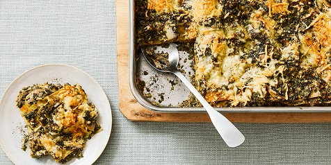Lasagne met spinazie en kaas in een ovenschaal en op een bord.