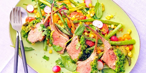 Lamskoteletjes met groenten op een bord