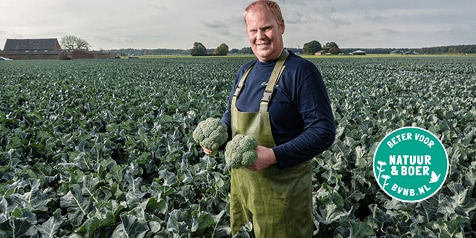 Boer in een broccoli veld met het keurmerk 'Beter voor Natuur & Boer'.