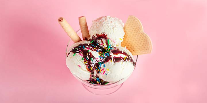 Ijs met saus en sprinkles bij Albert Heijn
