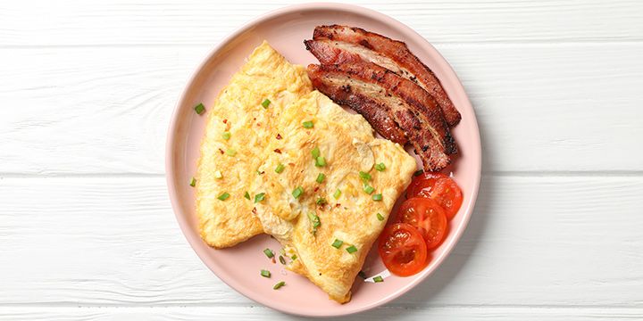 Alles voor een omelet met spek en tomaat bestel je bij Albert Heijn