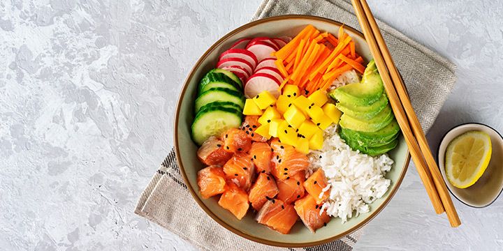 Bestel een verspakket met alles voor een poké bowl met zalm en avocado bij Albert Heijn