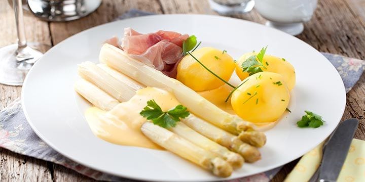 Witte asperges, ham, krieltjes, saus bij Albert Heijn