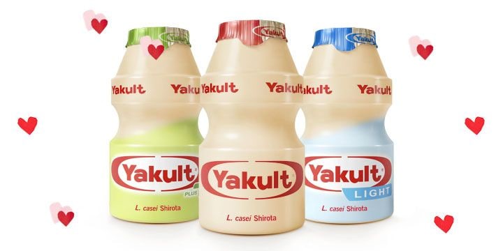 Verras je moeder met moederdag met een Yakult bij het ontbijt op bed.