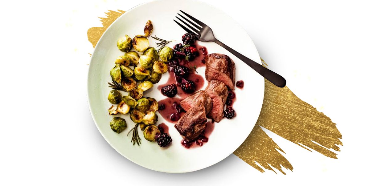 Reerugfilet in rodewijnsaus en bramen met geroosterde spruiten