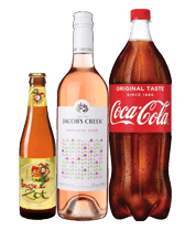 Drie flessen dranken: een Brugse Zot bier, een Jacob's Creek Moscato Rosé wijn en een Coca-Cola.