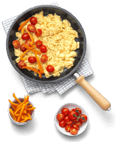 Roerei met cherrytomaten en paprikareepjes in een pan, met cherrytomaten en paprikareepjes in schaaltjes daarnaast.