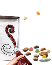 Sinterklaassnoepgoed en chocoladeletter S op bakpapier