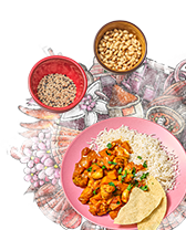 Indiase maaltijd met curry, rijst en naan, geserveerd met kruiden en specerijen op de achtergrond.