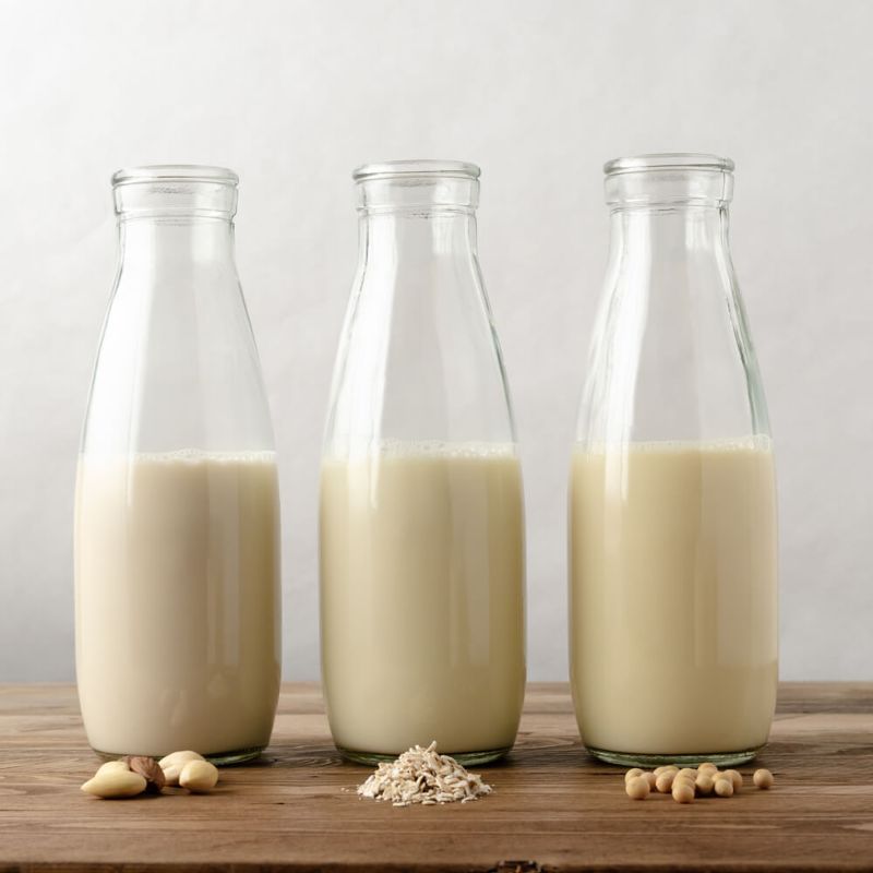 drie flessen met plantaardige melk