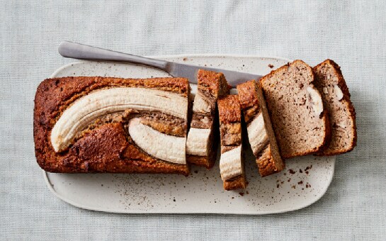 Bananenbrood in plakjes gesneden
