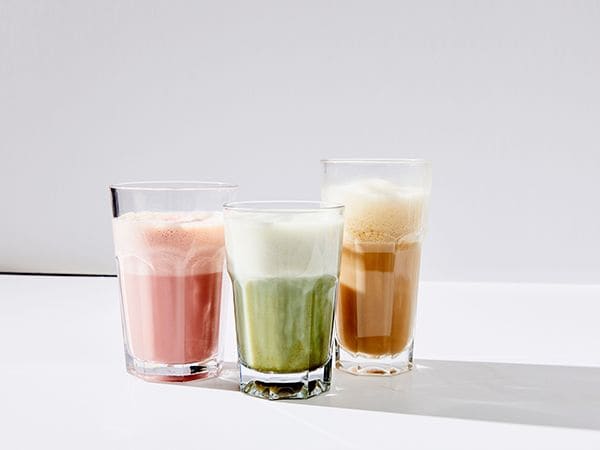 Drie glazen met plantaardige melk latte
