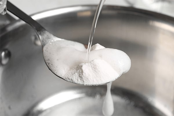 Lepel baking soda met water