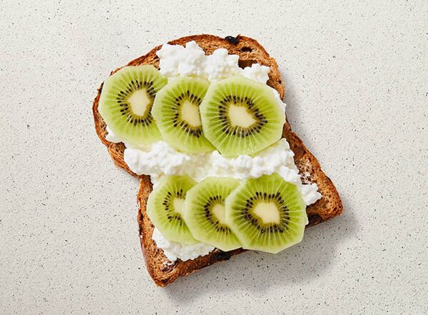 Boterham met huttenkase en kiwi