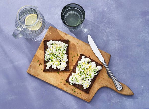 Roggebrood met cottage cheese en bieslook
