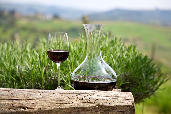Glas rode wijn met decanteerkaraf rode wijn
