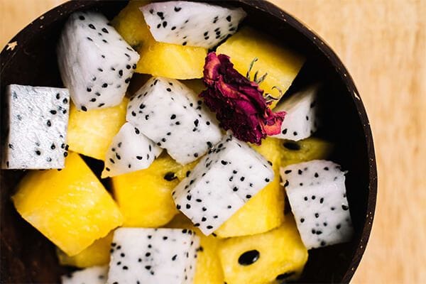 Afbeelding van drakenfruit in een bakje
