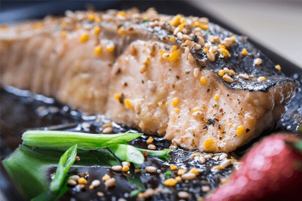 Furikake op zalm steak