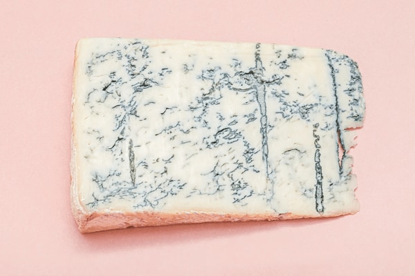 Gorgonzola op roze achtergrond