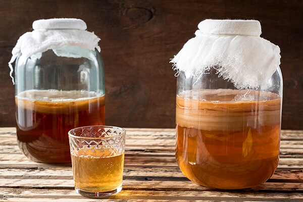 Zelfgemaakte kombucha met zichtbare zwam