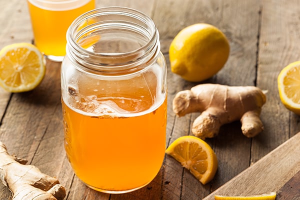 Zelfgemaakt kombucha in een glas
