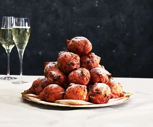 Oliebollen bakken met krenten en rozijnen